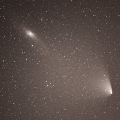 Keväällä 2013 näkynyt PanSTARRS-komeetta muodosti leveän pyrstön juuri silloin, kun se oli lähellä Andromedan galaksia. 