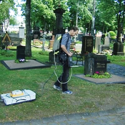 Ortodoksiselta hautausmaalta löydettyjä katakombeja tutkittiin maatutkan avulla Helsingissä 16. heinäkuuta.