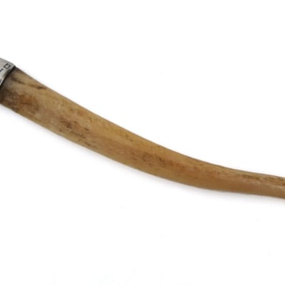 Karhun siitinluusta tehty kynänvarsi, jonka A. E. Järvinen luovutti maksuksi kortteerista Fredrik Vesteriselle vuonna 1939. 

