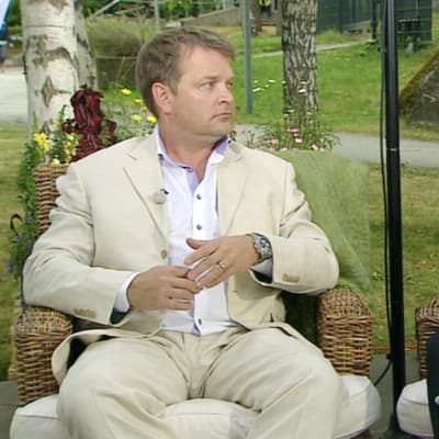 Pettäjäbisneksestä keskustelevat konsultti Timo Uusi-Kerttula ja professori Osmo Kontula.