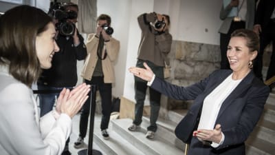Sanna Marin hälsar på Danmarks statsminister
