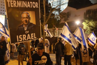  Israeler bär en affisch som representerar premiärminister Benjamin Netanyahu.