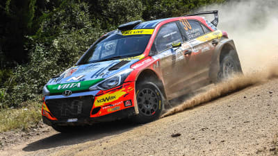 Jari Huttunen kör på Sardinien.