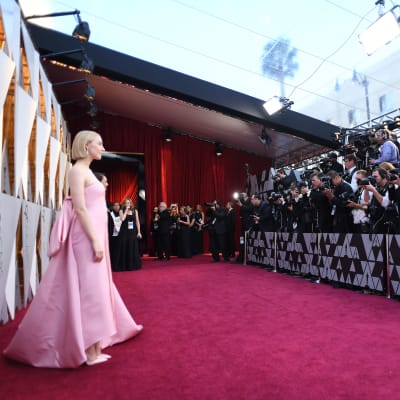 Saoirse Ronan på röda mattan inför Oscarsgalan 2018.