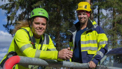 Rörmontörerna Nicklas Lindfors och Rasmus Holmström står vid ett metallräcke och tittar in i kameran.