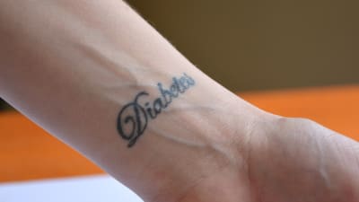 Maria Johansson har tatuerat ordet diabetes på handleden.