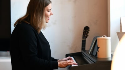 Matilda Gustafsson spelar piano i sitt hem i Åbo.