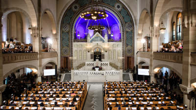 Minnesstund för kristallnattens 80-årsdag i Berlins stora synagoga.