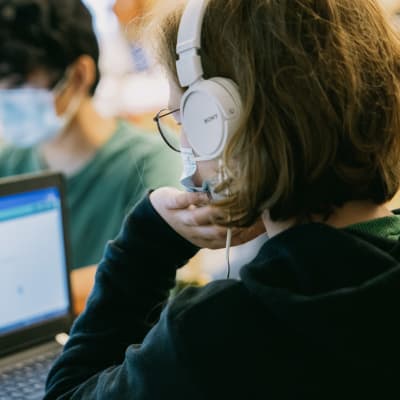 Studerande använder datorer