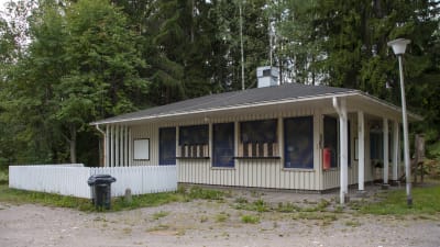 Den fallfärdiga och igenbommade receptionen på Kokon camping.