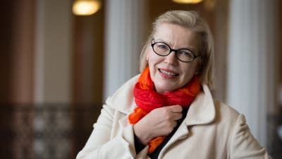 Pirjo Hiidenmaa punainen huivi kaulassa.