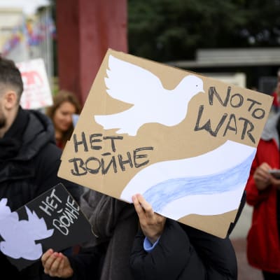 Venäläisiä sotaa vastustavia mielenosoittajia YK:n Euroopan päämajan edustalla Genevessä Sveitsissä.
