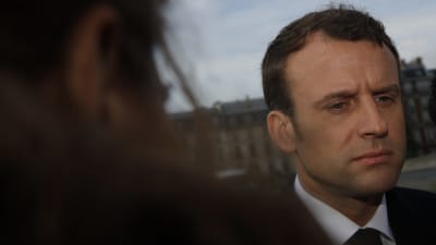 Emmanuel Macron tittar ner i marken.