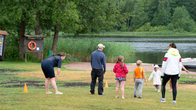 Barnen leker i Folkhälsans simskola på Hasselholmen badstrand i Borgå.
