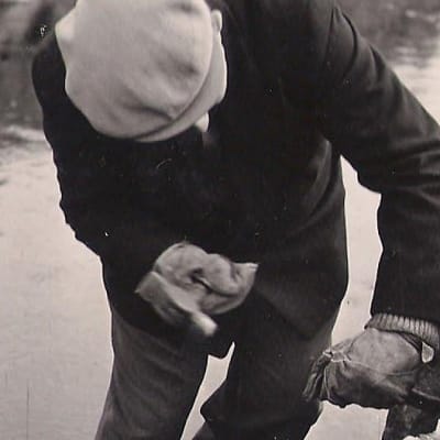 Malminetsijä Martti Matilainen irrottamassa malminäytettä Veitsiluodon makeavesikanavan varrella ensimmäisen kiven löytövuonna 1959.