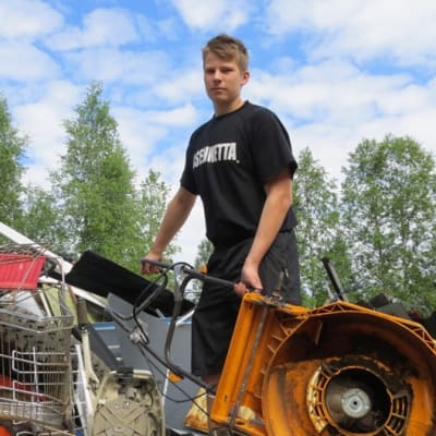 Romuvahti Joona Karjalainen työssään.