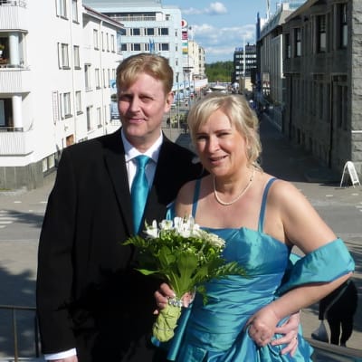 Anita Sarlin ja Esa Parkkinen astelivat vihille perjantaina Mikkelin tuomiokirkossa.