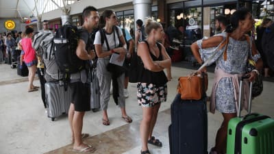 Turister köar på flygplatsen i Lombok. 