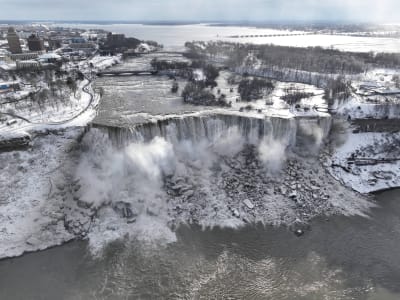 Ett stort vattenfall som ryker och pyr eftersom det är så kallt i luften.