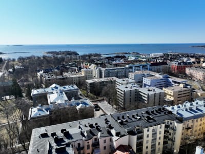 Drönarbild tagen ovanom Helsingfors, i bild syns bland annat Rysslands ambassad.