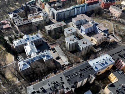 Drönarbild tagen ovanom Helsingfors där Rysslands ambassad syns.