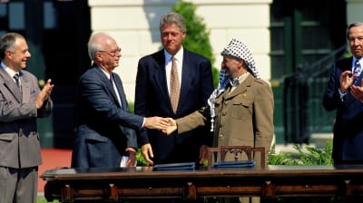 Jasser Arafat och Yitzhak Rabin skAkar hand utanför Vita huset med president Bill Clinton i bakgrunden.