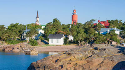 Vy av hav och strand i Hangö. I bild syns också Hangö vattentorn och kyrka.