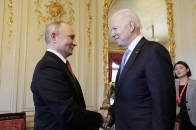 Joe Biden och Vladimir Putin skakar hand inne på  Villa La Grange i Genève i Schweiz.
