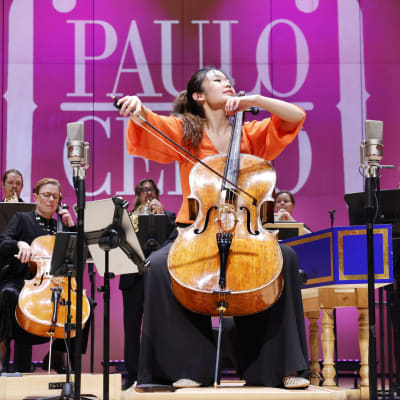 Gaeun Kim soittamassa selloa Tapiola Sinfoniettan kanssa Tapiolasalissa.