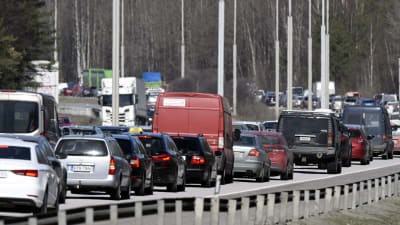 En lång bilkö på en stor motorväg.