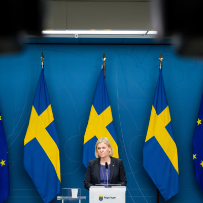 Magdalena Andersson står vid ett podium.