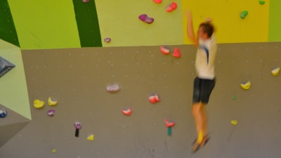 Boulderklättring i Kiipeilykeskus Grottan i Borgå
