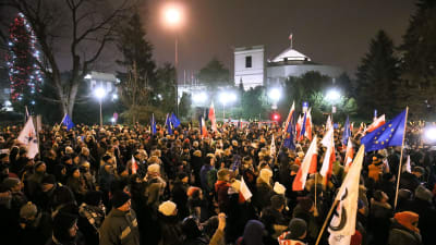 Demonstration utanför det polska parlamentet mot försök att begränsa mediers tillgång till sejmen 17.12.2017