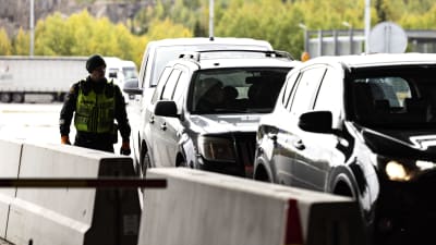 Personbilar från Ryssland påväg över gränsen vid Nuijamaa gränsstation.