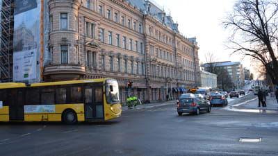 En buss svänger i en korsning i Åbo centrum. 