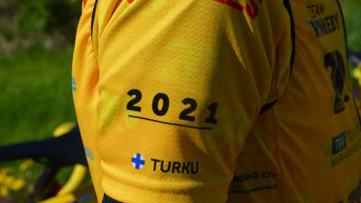En gul skjorta, på vars ärm det står 2021 och Turku.