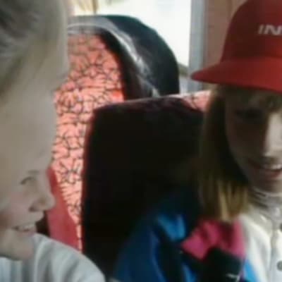 Två flickor intervjuas i en buss.