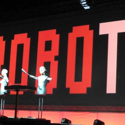 Saksalaisen Kraftwerk-yhtyeen robotit konserttilavalla