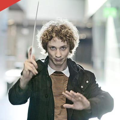 Kapellimestari Santtu-Matias Rouvali.