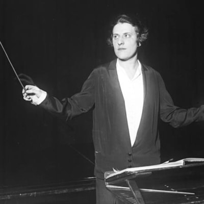 Kapellimestari Antonia Brico johtaa orkesteria Berliinin Filharmoniassa v. 1930.