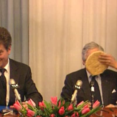 James Wolfensohn får en tårta i ansiktet, Yle 2003