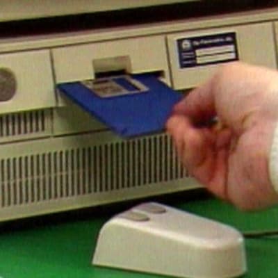 En diskett insättes i en dator, Yle 1997