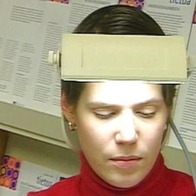 Kvinna provar dagsljuslampa, Yle 2000