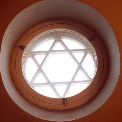 Kyrkfönster i synagoga, 1991