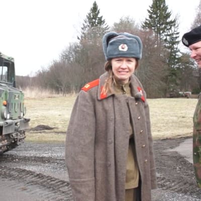 Sonja kailassaari och sten johansson invid en bandvagn