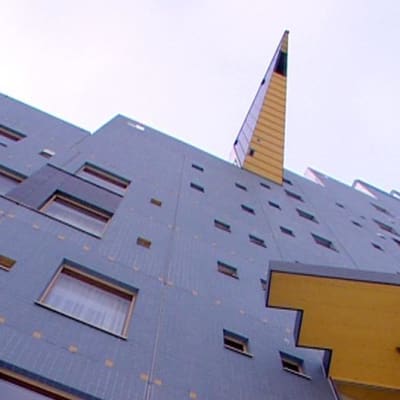 ett gråblått höghus med gult innertak