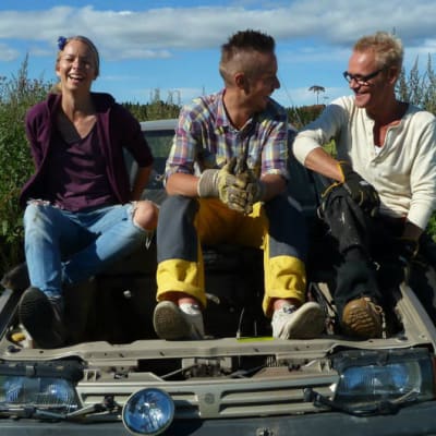 Hanna Enlund, Jonathan Granbacka och Jim Björni sitter på en bil.
