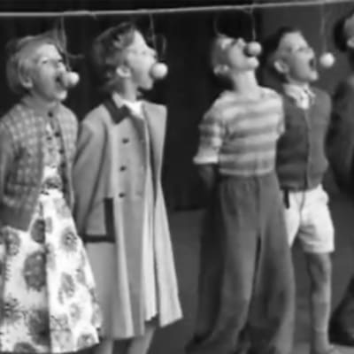 Barn deltar i äppelätartävling, 1950-tal