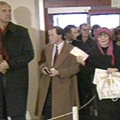 människor i ett galleri