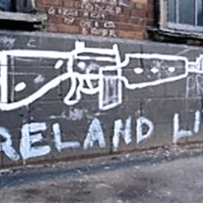 Gatumålning av ett vapen med texten "Ireland lives on"